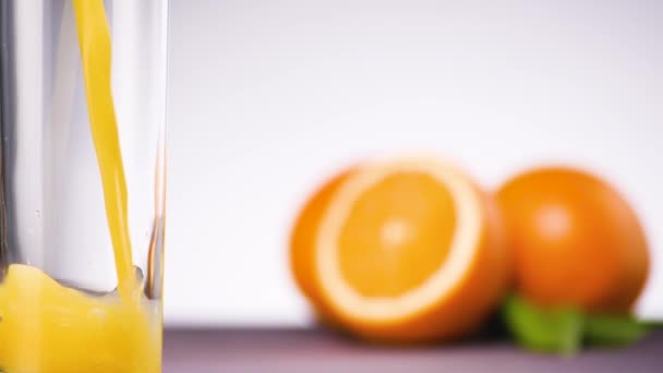 Ένα ποτήρι χυμό πορτοκάλι. — Αρχείο Βίντεο