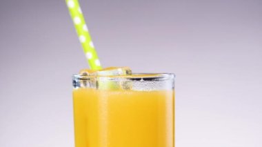 Bir bardak portakal suyu.