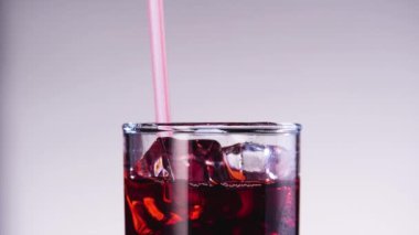 Birisi camı kiraz veya çilek suyu içme saman atmak.