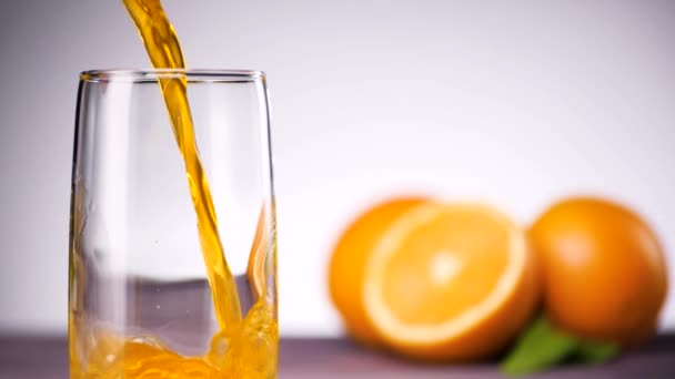 Limonada Amarilla Vertiendo Vaso Zumo Naranja Piña Refresco Limonada Haciendo — Vídeo de stock