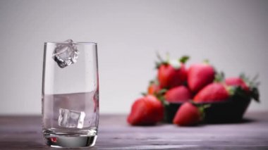 Bardak kırmızı limonata veya meyve suyu