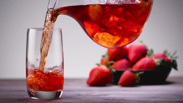 Bardak kırmızı limonata veya meyve suyu — Stok video