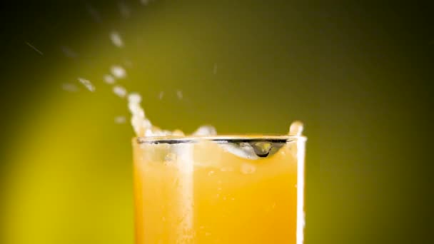 Bicchiere di succo d'arancia — Video Stock