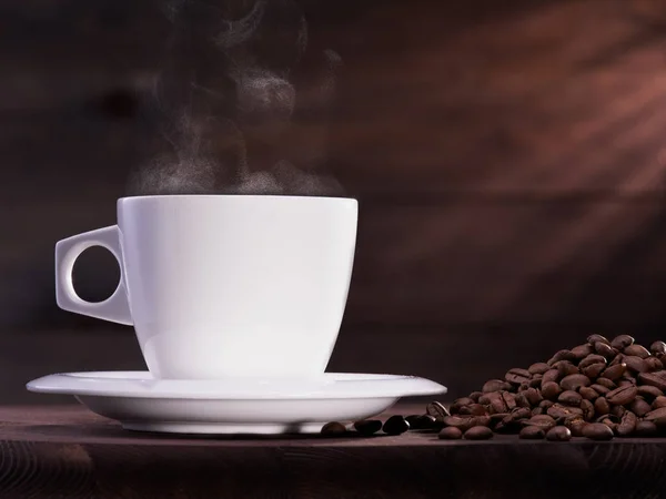 Kahvikuppi ja kahvipavut — kuvapankkivalokuva