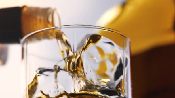 Szkło i butelkę whisky — Wideo stockowe