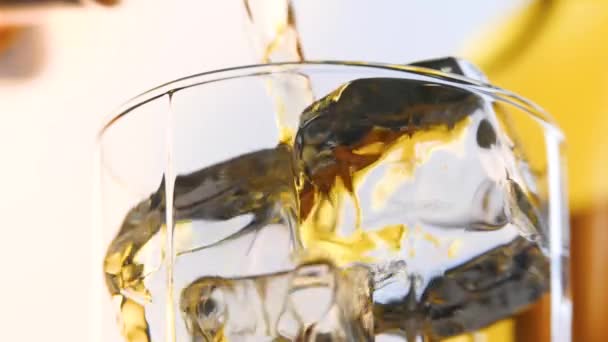 Vaso y botella de whisky — Vídeo de stock