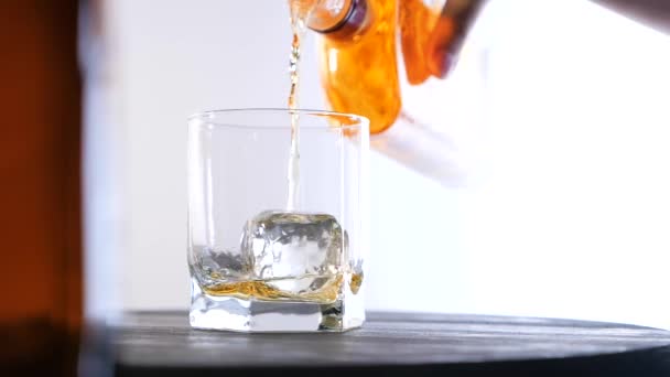 Verre et bouteille de whisky — Video