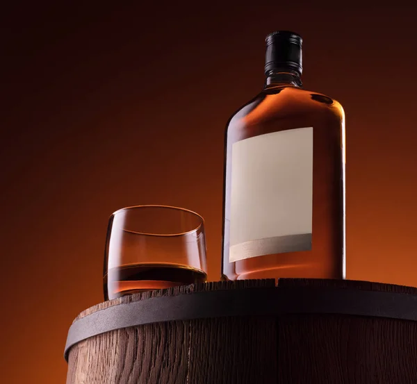 Glas und Flasche Whiskey — Stockfoto