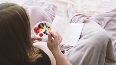 Hamile kadın yeme ve okuma