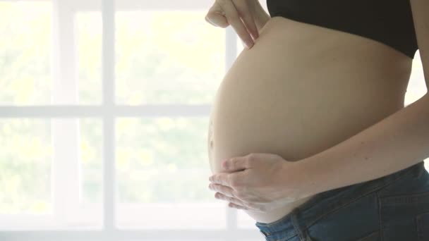 Mulher grávida com barriga nua — Vídeo de Stock