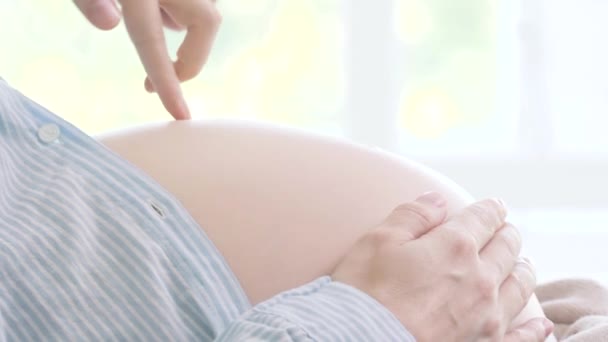 Mujer embarazada con vientre desnudo — Vídeo de stock
