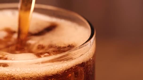 Cola im Glas — Stockvideo