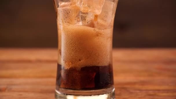 Cola en vidrio — Vídeo de stock