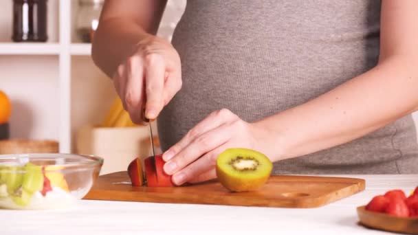 Έγκυος γυναίκα μαγείρεμα — Αρχείο Βίντεο