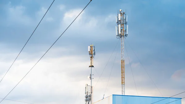 Cellular phone antennas on a building roof. — Stock Photo, Image