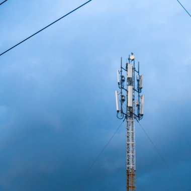 Bina çatısında cep telefonu antenleri.