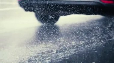 Dalgalı yağmur yavaş çekimde düşüyor