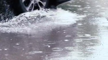 Dalgalı yağmur yavaş çekimde düşüyor