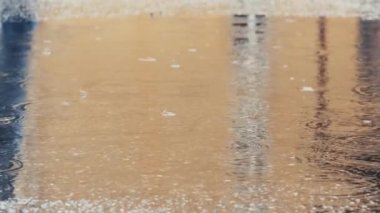 Dalgalı yağmur yavaş çekimde düşüyor