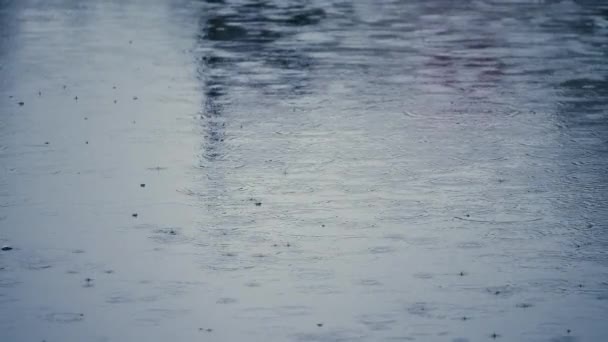 Chuva ondulada cai em câmera lenta — Vídeo de Stock