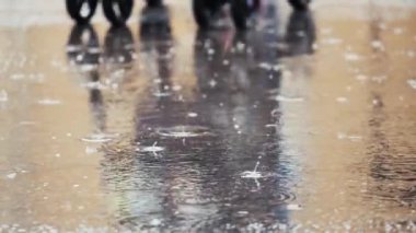 Dalgalı yağmur yavaş çekimde düşüyor