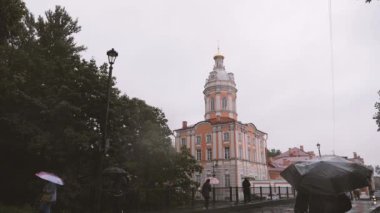 Şiddetli yağmur altında kilise. Kötü hava durumu.