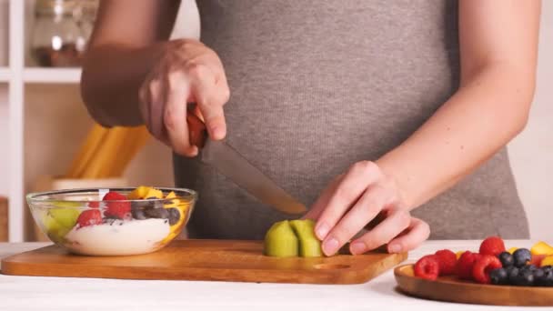 Pregnant woman cooking — Stock Video