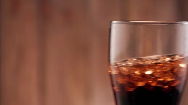 Cola im Glas — Stockvideo