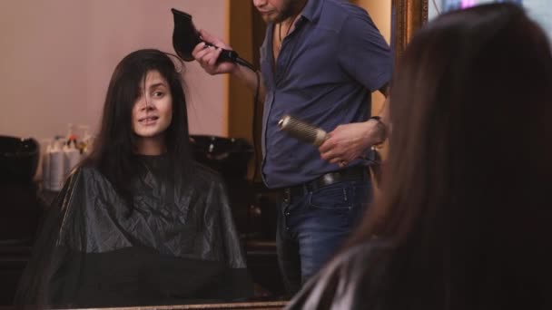 Um salão de cabeleireiro — Vídeo de Stock