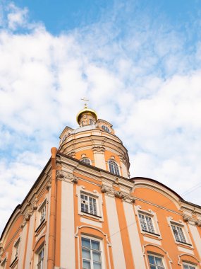 Mavi gökyüzü ile Ortodoks kilisesi