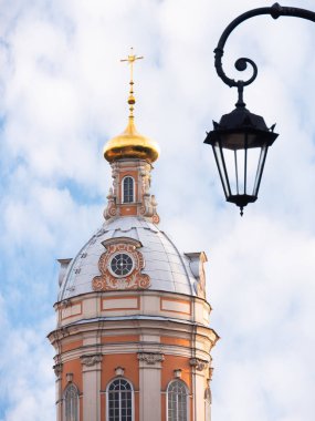 Mavi gökyüzü ile Ortodoks kilisesi