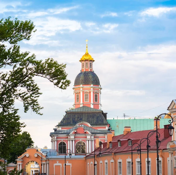 Pravoslavný kostel s modrou oblohou — Stock fotografie