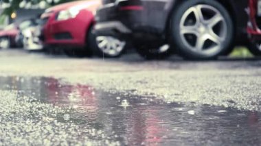 Dalgalı yağmur yavaş çekimde düşüyor