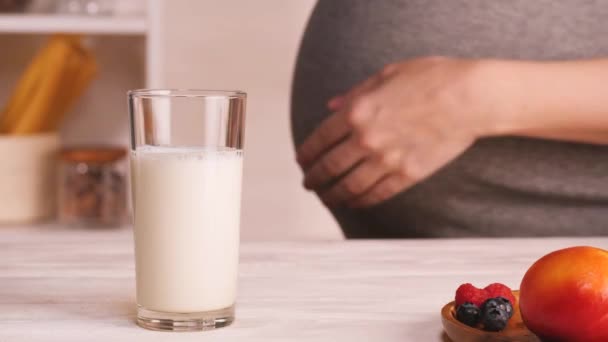 Mujer embarazada en la cocina — Vídeos de Stock