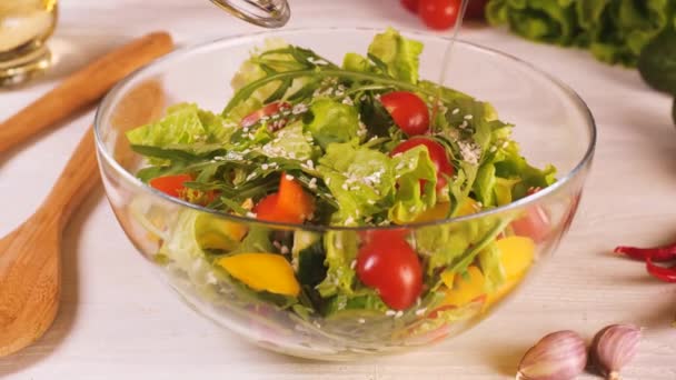 Een vegetarische salade maken — Stockvideo