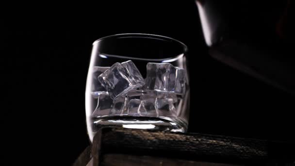 Whisky verser dans le verre de la bouteille . — Video