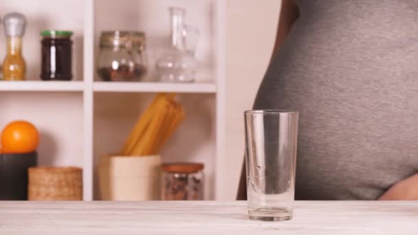 Έγκυος γυναίκα στην κουζίνα — Αρχείο Βίντεο