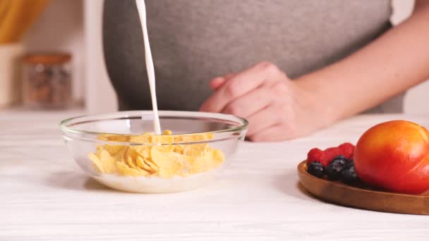 Pregnant woman cooking — Stock Video