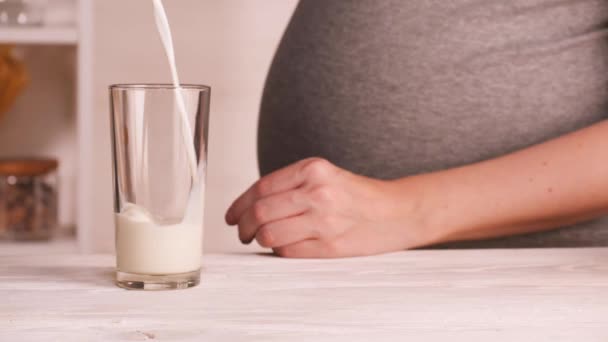 Femme enceinte dans la cuisine — Video