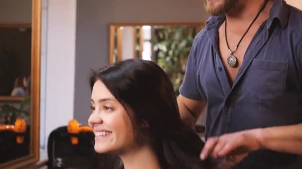 Um salão de cabeleireiro — Vídeo de Stock