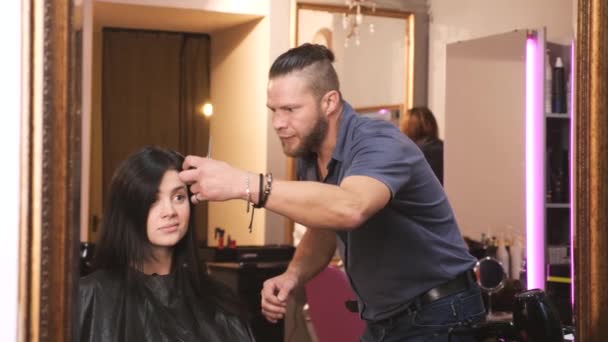 Un salon de coiffure — Video