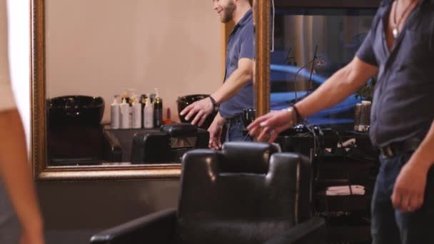 En frisörsalong — Stockvideo
