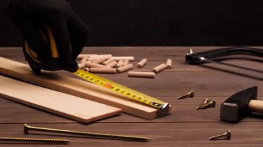 Ahşap masa üzerindeki aletler.