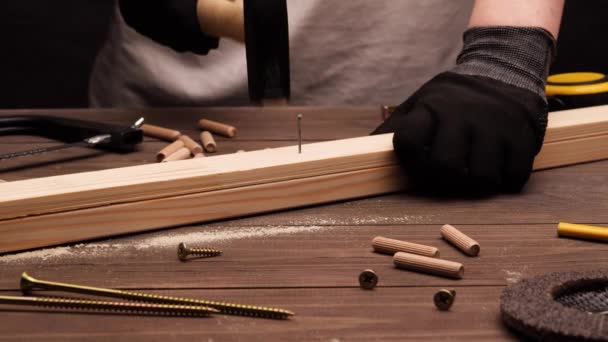 Eszközök a fából készült íróasztalon. — Stock videók