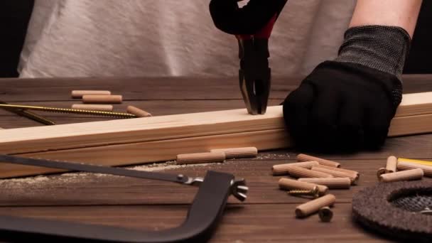 Værktøjer på træbordet . – Stock-video