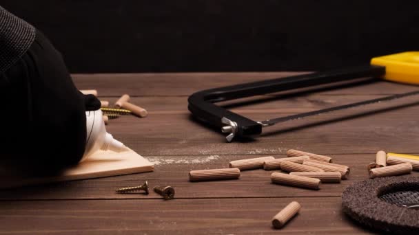 Инструменты на деревянном столе . — стоковое видео