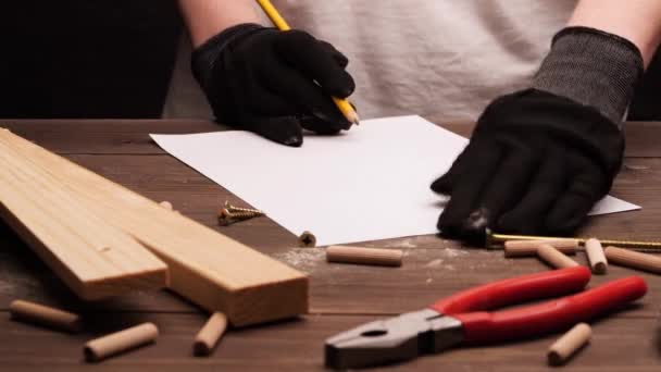 Gereedschap op het houten bureau. — Stockvideo