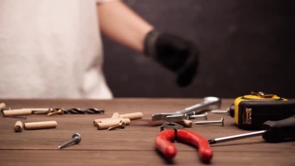 Gereedschap op het houten bureau. — Stockvideo