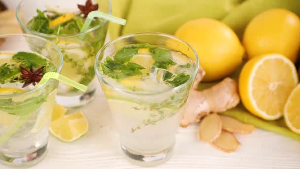 Frische hausgemachte Limonade — Stockvideo