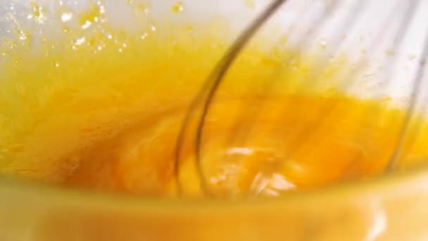Перемешивает яичный желток с сахаром в миске — стоковое видео